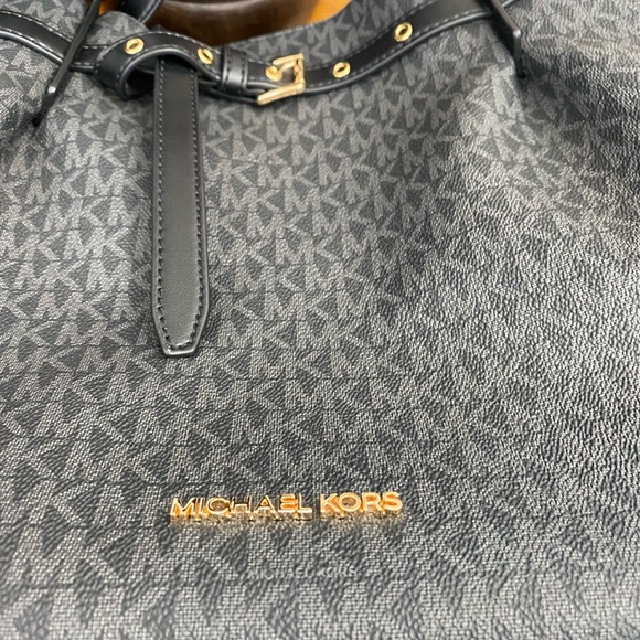 Emilia Large Logo Tote in black MK logo. Excellent condition - Picture 4 of 7